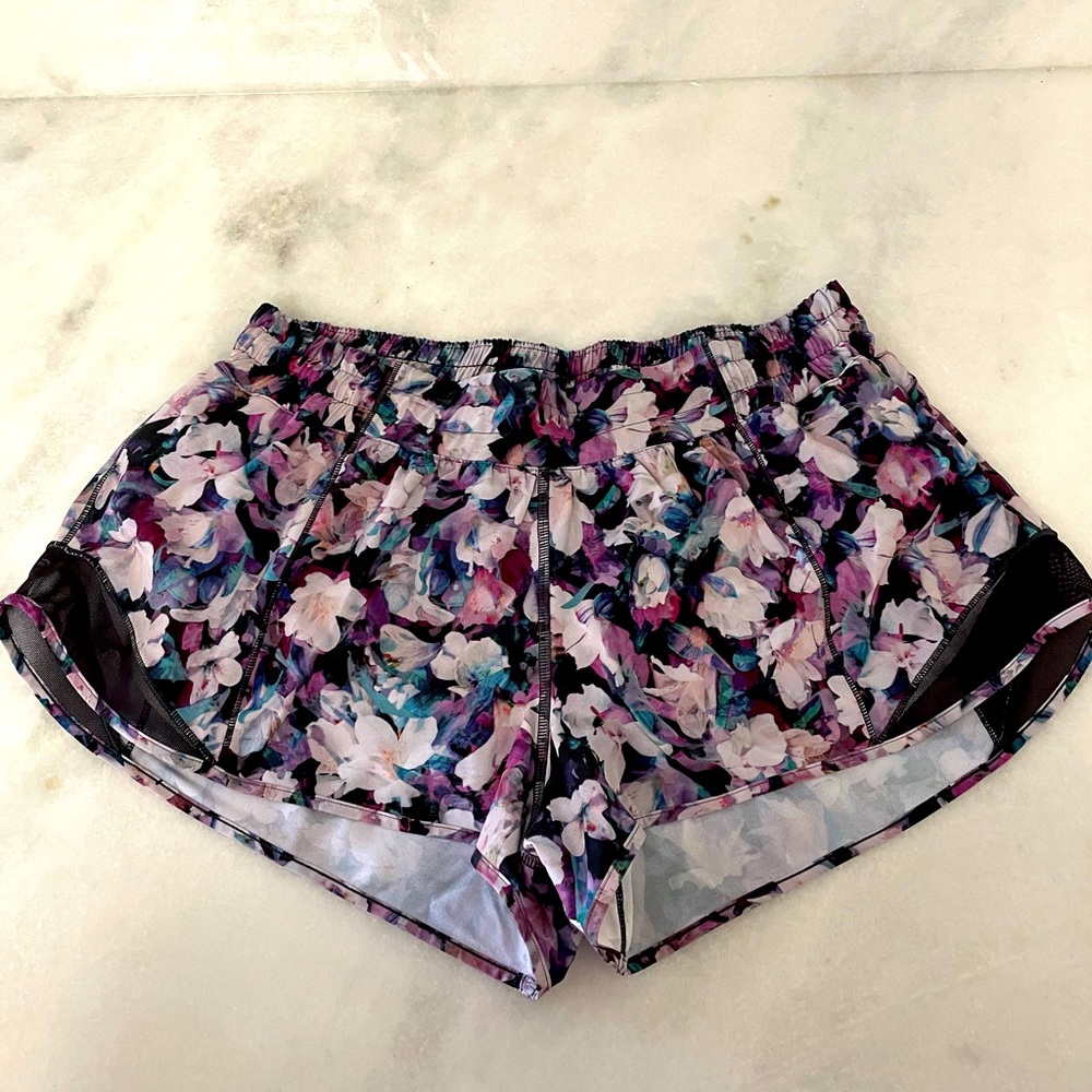 NWOT Lululemon Hotty Hot Shorts 2.5”, size 10 💜🖤